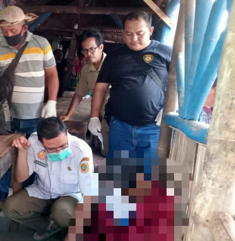 Polisi dan petugas kesehatan Puskesmas Manyaran memeriksa kondisi warga yang meninggal di warung soto di Manyaran Wonogiri, Senin (13/5/2024).