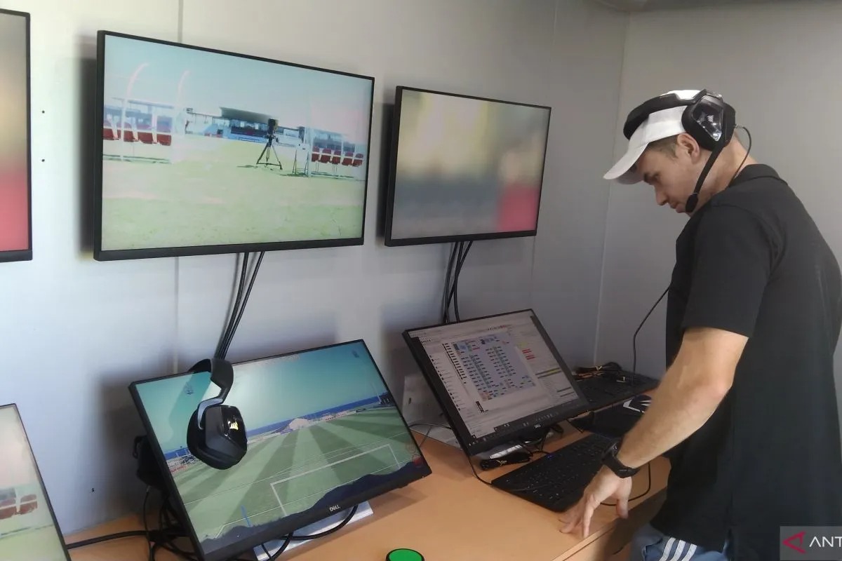 Petugas memeriksa kesiapan layar monitor VAR jelang laga semifinal putaran pertama antara Bali United vs Persib Bandung di Bali United Training Center di Kabupaten Gianyar, Bali, Selasa (14/5/2024).