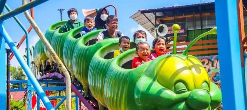 Wahana permainan mini coaster di Bukit Sekipan, Tawangmangu.