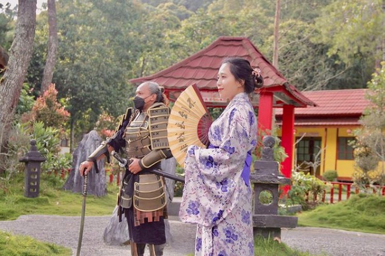 Pengunjung bisa sewa kostum Kimono dan prajurit Samurai di Taman Sakura Hills Tawangmangu, Karanganyar.