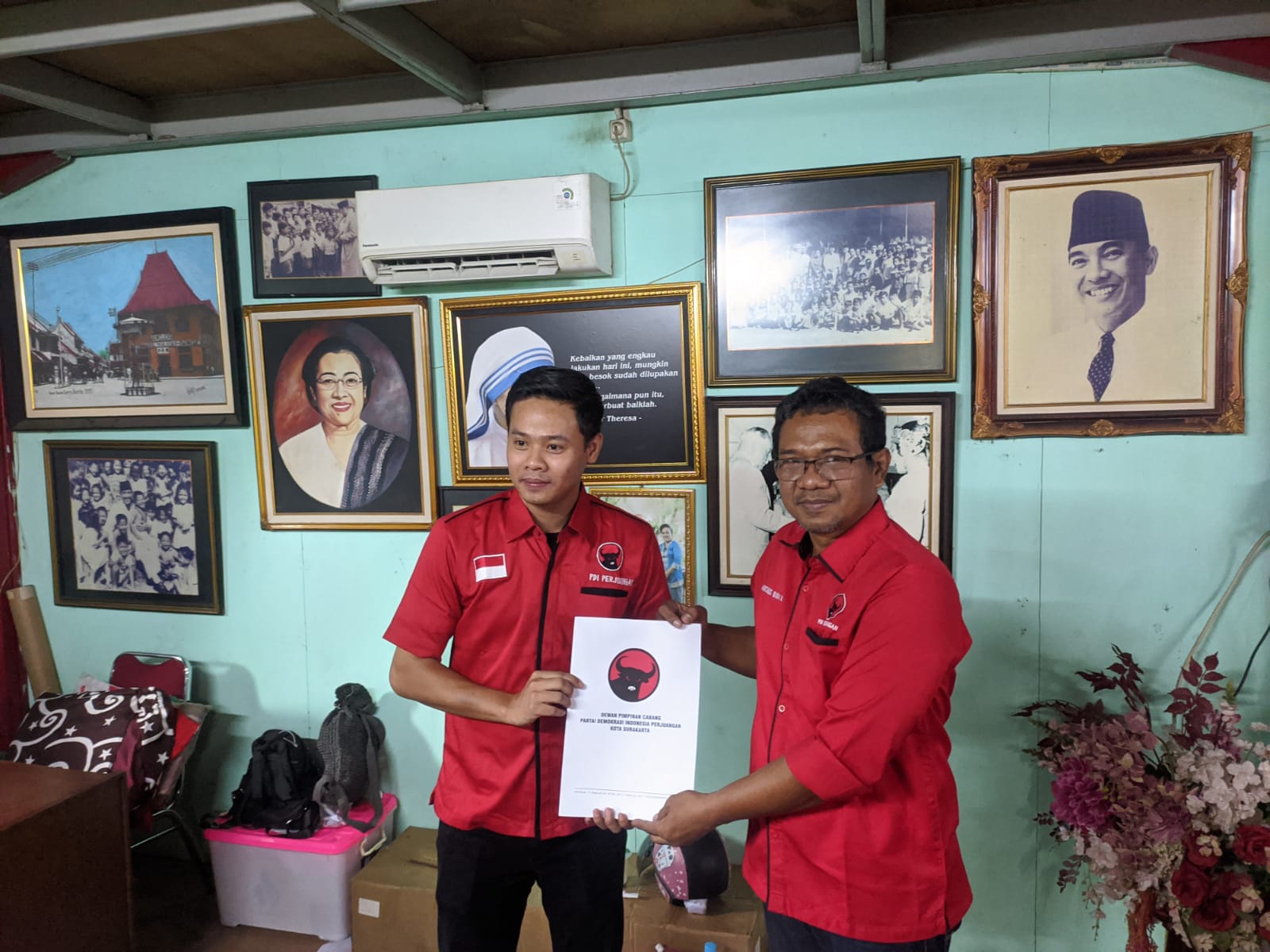 Ketua Banteng Muda Indonesia (BMI) Solo Kevin Fabiano (kiri) mendaftarkan diri sebagai calon wali kota Solo lewat PDIP.