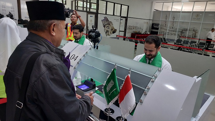 Calon jamaah haji mengakses layanan fast track Makkah Route di Embarkasi Solo yang dilayani langsung petugas dari Pemerintah Arab Saudi, Rabu (15/5/2024).