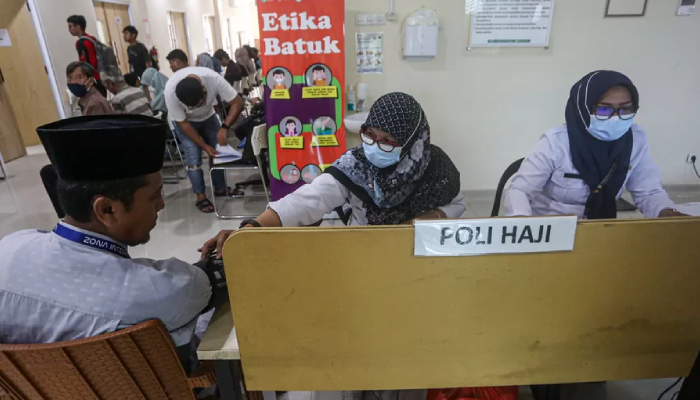 Calon jamaah haji melakukan vaksin meningitis di Puskesmas Pasar Minggu, Jakarta, Rabu (17/4/2024).