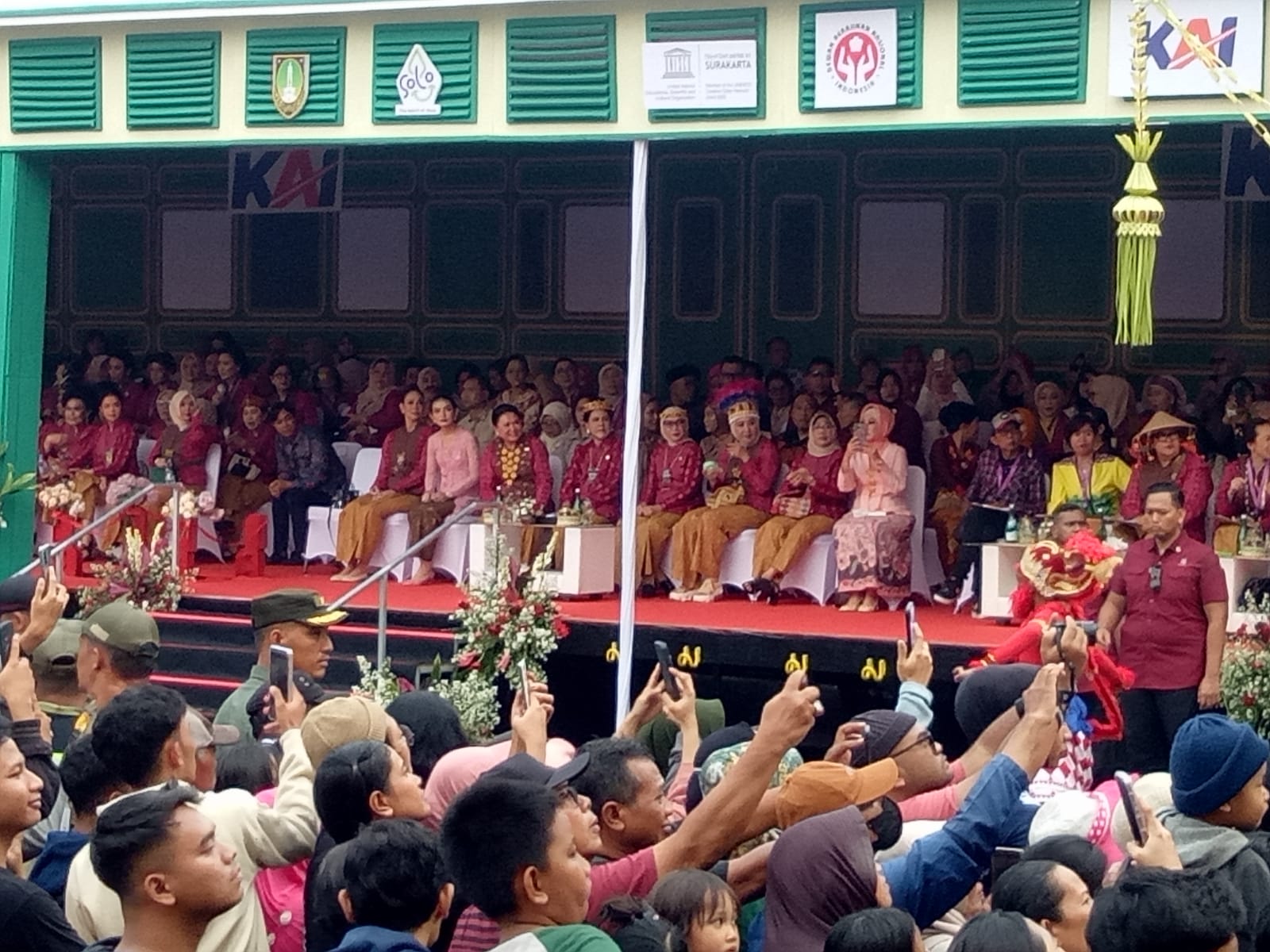 Ibu Negara Iriana Jokowi bersama istri para menteri dan pengurusa Dekranas dan PKK di panggung kehormatan kawasan Ngarsopuro, Jalan Slamet Riyadi, Kota Solo, Rabu (15/5/2024).