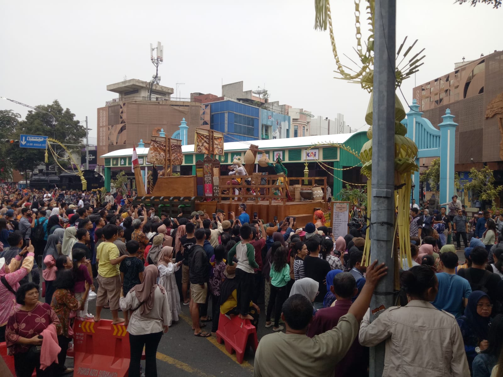 Peserta Parade Budaya HUT Dekranas dan HKG PKK melintas di depan panggung kehormatan.
