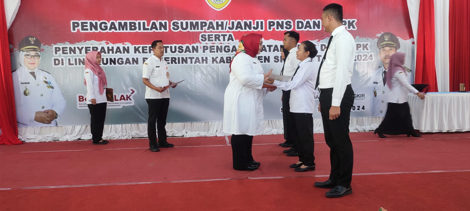Bupati Sragen Kusdinar Untung Yuni Sukowati menyerahkan SK ke PPPK. (Ahmad Khairudin/Radar Solo)