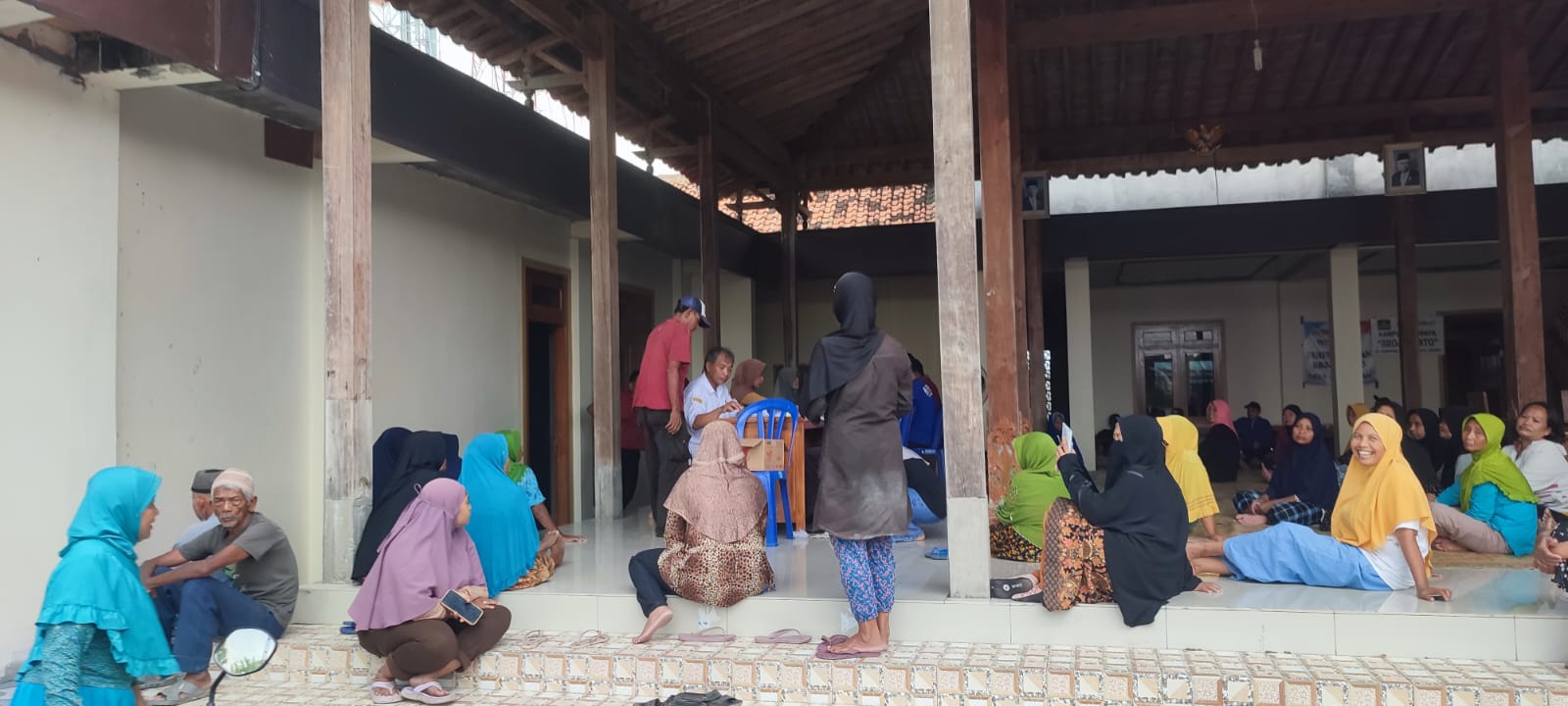 Warga Desa Jambanan, Kecamatan Sidoharjo antre mengambil bantuan sembako. (Ahmad Khairudin/Radar Solo)