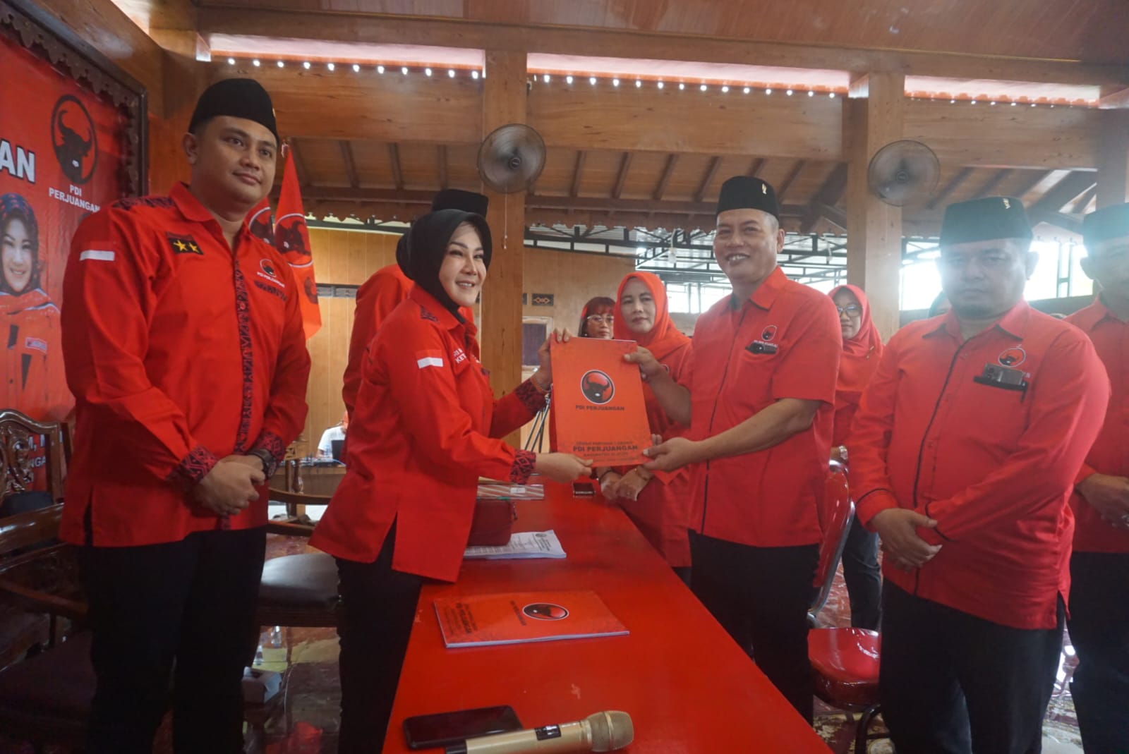 Kader PDIP Klaten Aris Prabowo saat mengambil formulir pendaftaran di Kantor DPC PDIP Klaten, Sabtu (15/5). (Angga Purenda/Radar Solo)