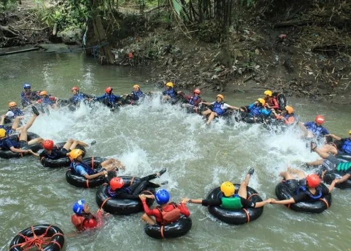 Suasana permainan di River Tubing di Goa Sari, Ngargoyoso.