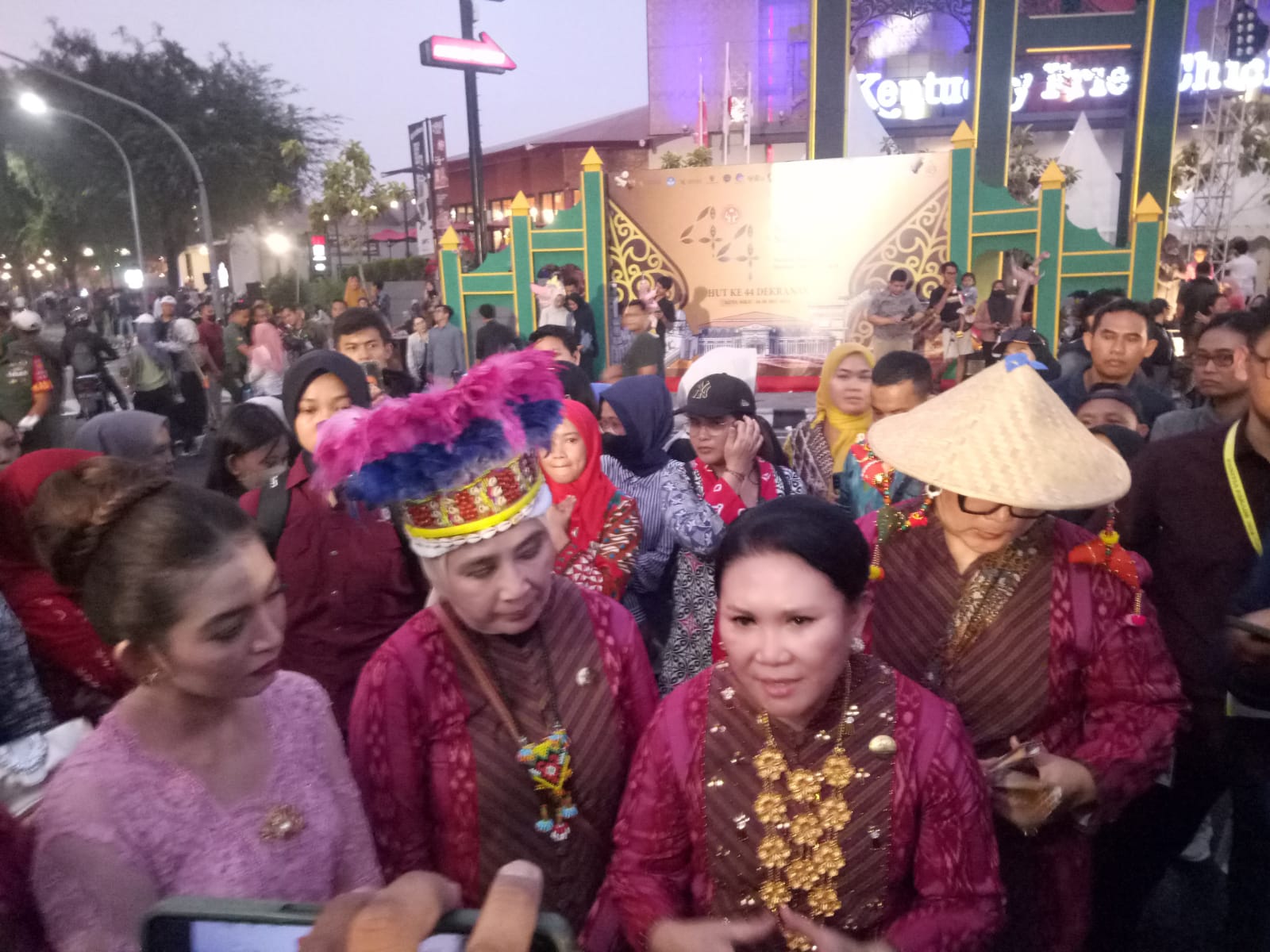 ketua Dekranasda Kota Solo Selvi Ananda (kiri) bersama pengurus Dekranas, Rabu (15/5/2024).