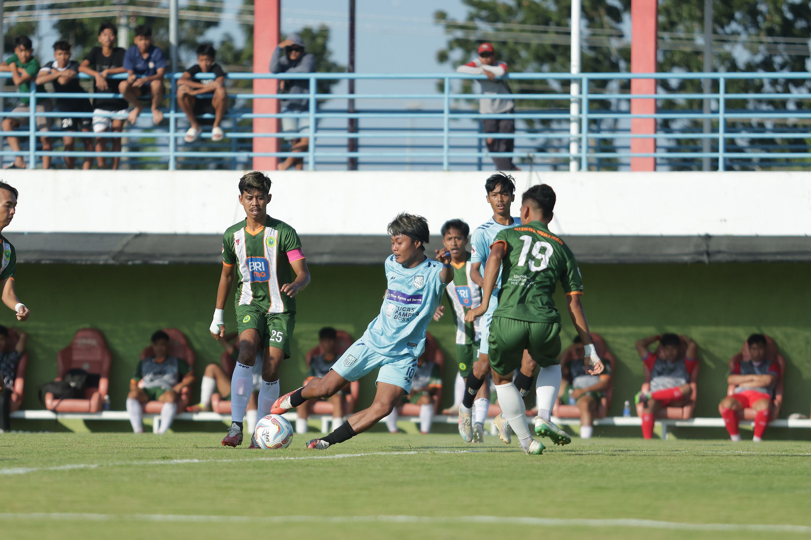 Pertandingan Unsa FC melawan PS HW UMY di Stadion Gelora Soekarno Mojoagung Pati.&nbsp;