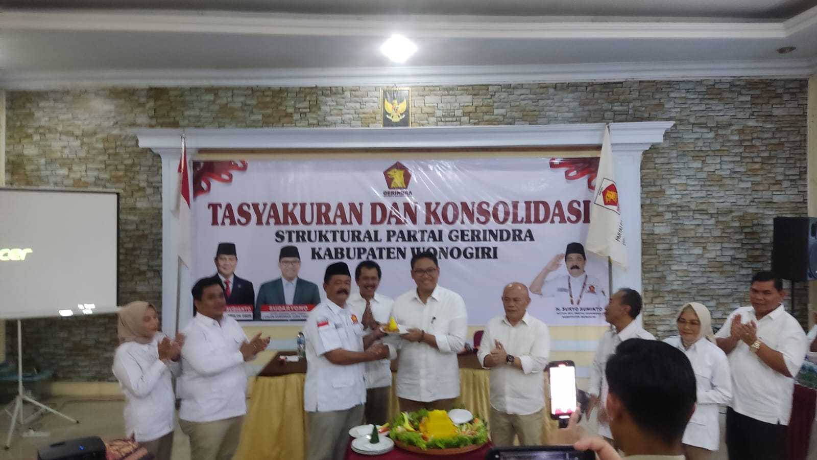 Kader PDI Perjuangan Wonogiri Tarso (paling kanan) hadiri kegiatan tasyakuran dan konsolidasi struktural Partai Gerindra Wonogiri di salah satu rumah makan di Kecamatan Ngadirojo, Kamis (16/5/2024)