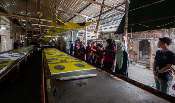 Murid SMKN 5 Yogyakarta mengamati pembuatan batik di pabrik batik Niskala di Desa Pilang, Kecamatan Masaran, Sragen, Rabu (15/5/2024).