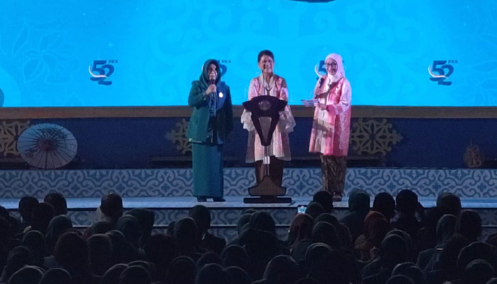 Iriana Jokowi dan&nbsp;Wury Ma&rsquo;ruf Amin melakukan dialog dengan kader PKK pada malam puncak Jambore PKK Peringatan HUT ke-52 HKG PKK di Taman Balekambang, Solo, Kamis (16/5) malam.