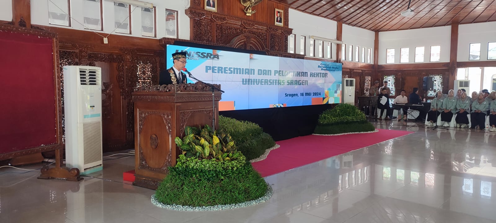 Rektor Universitas Sragen (Unissra) Suharno beri sambutan usai dilantik, Kamis (16/5). (Ahmad Khairudin/Radar Solo)