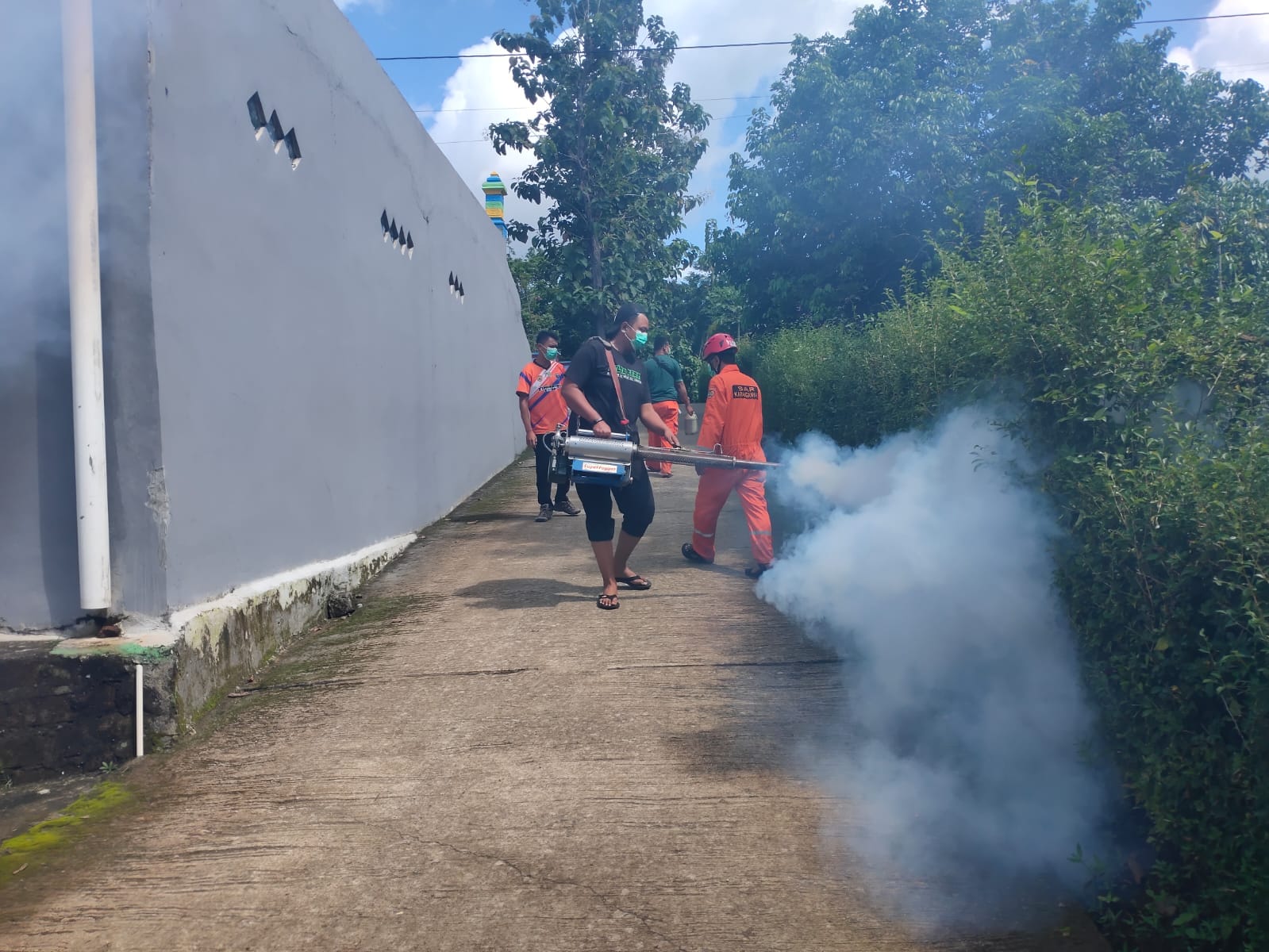 Dinkes Karanganyar melakukan fogging di Desa Jatisuko, Kecamatan Jatipuro. (Rudi Hartono/Radar Solo)