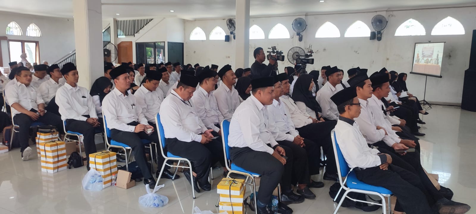 Panitia Pemilihan Kecamatan (PPK) Pilkada Sragen dilantik KPU, Kamis (16/5). (Ahmad Khairudin/Radar Solo)