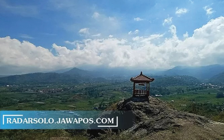 Gazebo yang ada di Gunung Gamping, di Desa Bandardawung, Kecamatan Tawangmangu, Kabupaten Karanganyar.