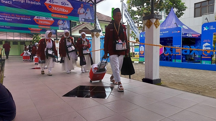 Calon jamaah haji dari berbagai daerah tiba di Asrama Haji Donohudan, Ngemplak, Boyolali.