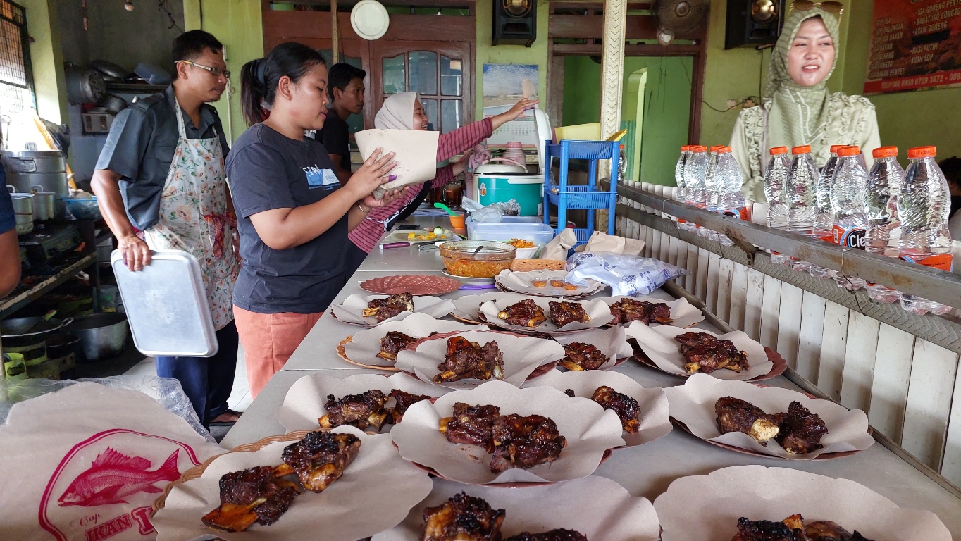 Salah satu warung iga bakar Boyolali di belakang Museum Hamong Wardoyo. (Ragil Listiyo/Radar Solo)