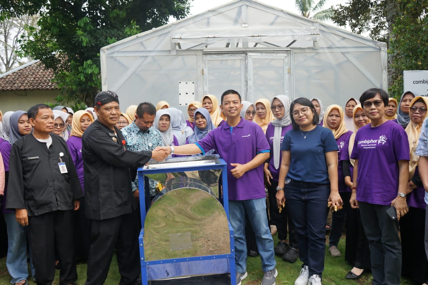 PT Combiphar menyerahkan mesin perajang untuk lima desa.