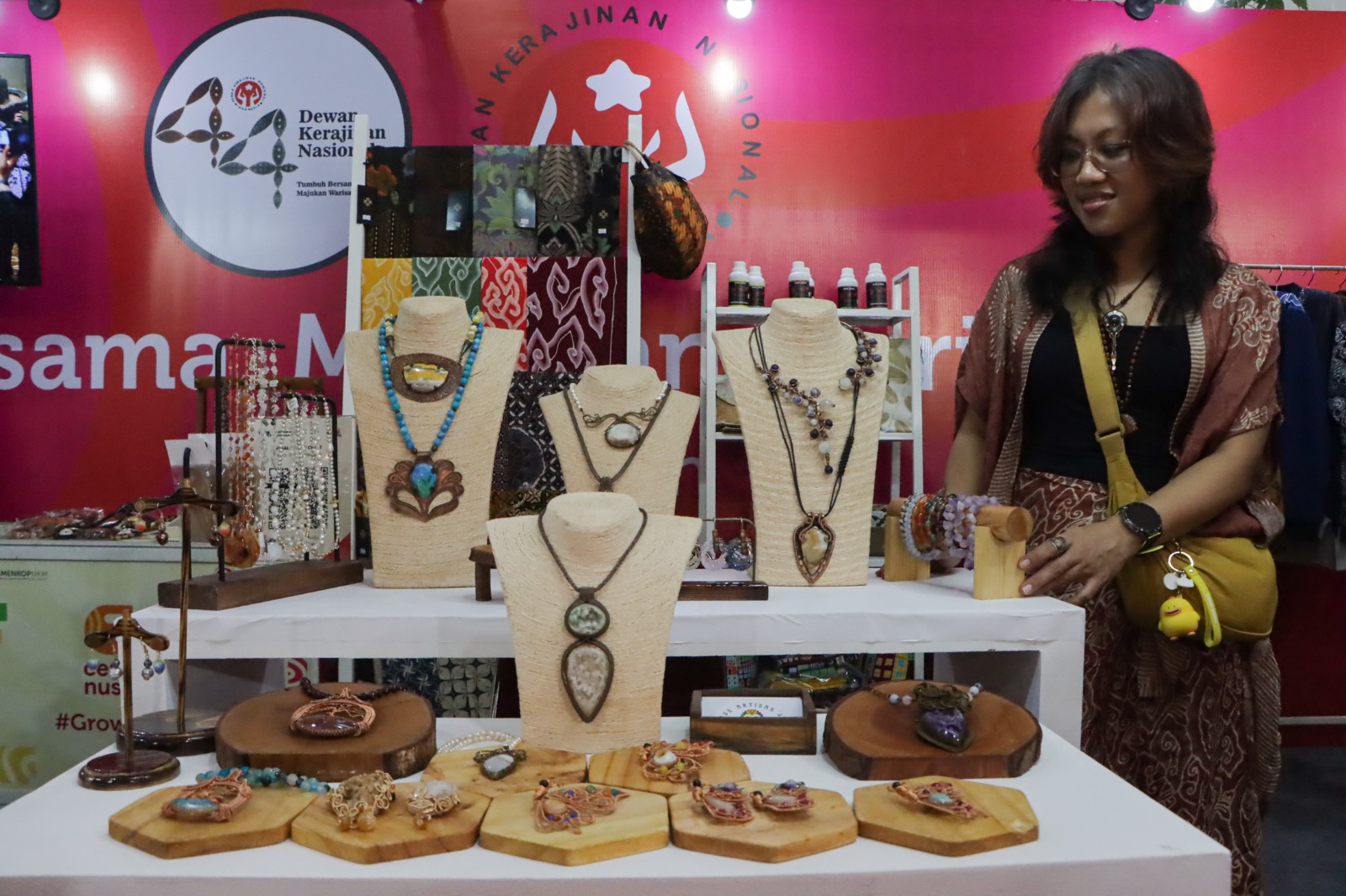 Expo Dekranas 2024 yang memamerkan berbagai kerajinan dari berbagai kota di Indonesia.