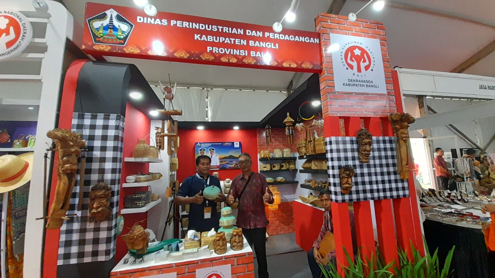 Kerajinan khas Bali yang dipamerkan di Expo Dekranas 2024 di Mangkunegaran, Kota Solo.
