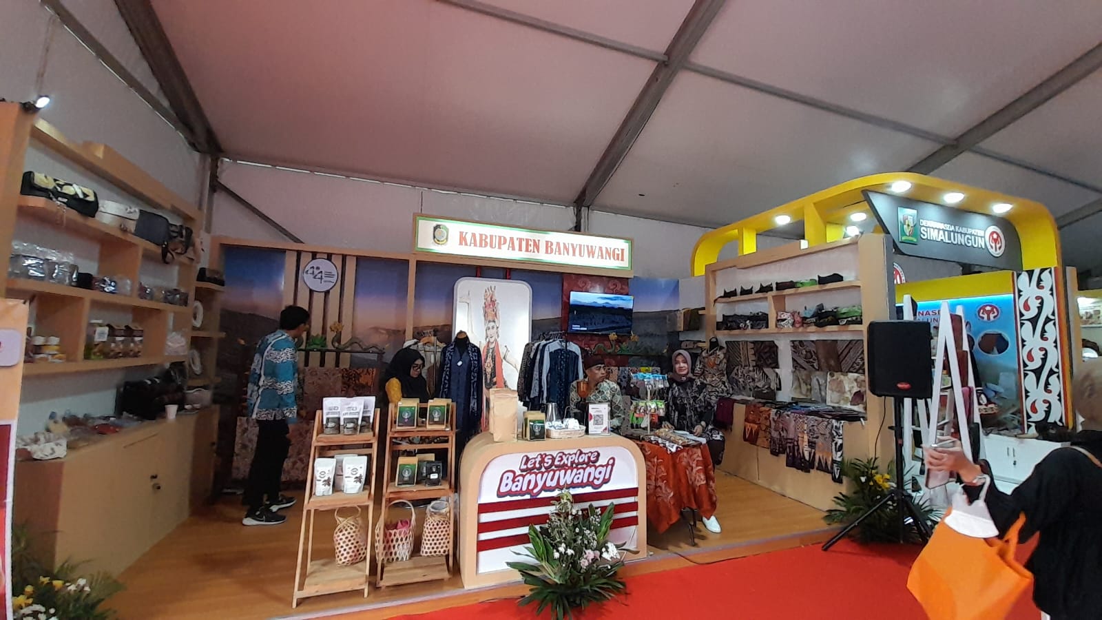 Stand kerajinan khas Banyuwangi yang dipamerkan di Expo Dewan Kerajinan Nasional (Dekranas) di Solo.