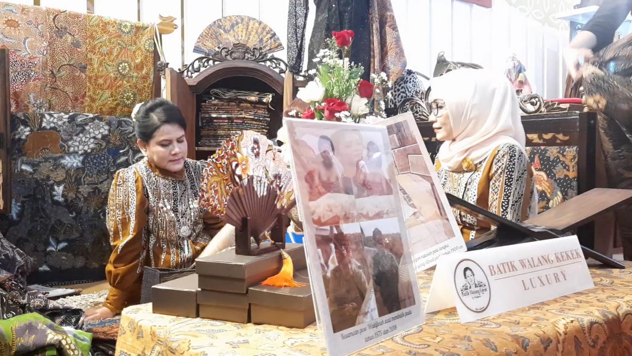 Ibu Negara Iriana Jokowi mengamati produk batik di salah satu stan Dekranas Expo di Pamedan Pura Mangkunegaran, Kota Solo, Kamis (17/5/2024).