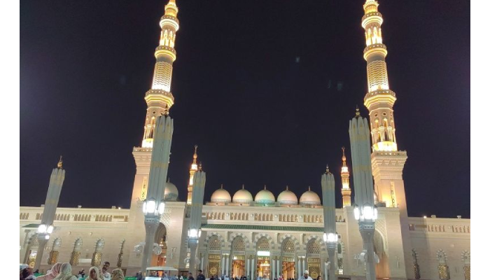 Suasana di Masjid Nabawi saat malam hari.
