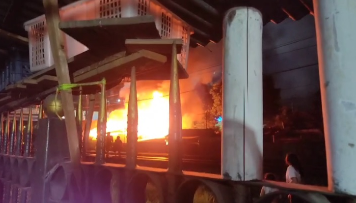 Api berkobar di bantaran rek kereta api di bawah Flyover Manahan, Solo, Jumat (17/5) malam.