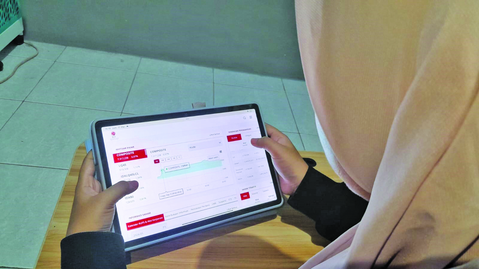 Ilustrasi Investor mengamati pergerakan saham di website Bursa Efek Indonesia (BEI). (Maulida Afifa/Radar Solo)