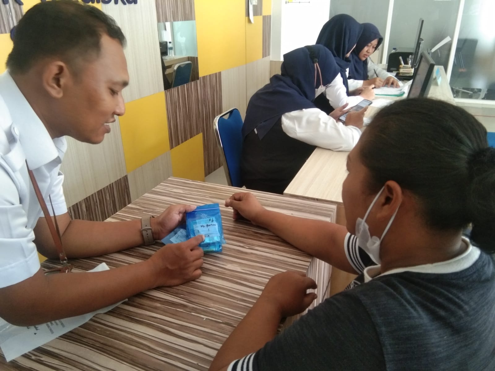 Pelayanan kesehatan gratis di Klinik Mediska Sragen. (Ahmad Khairudin/Radar Solo)