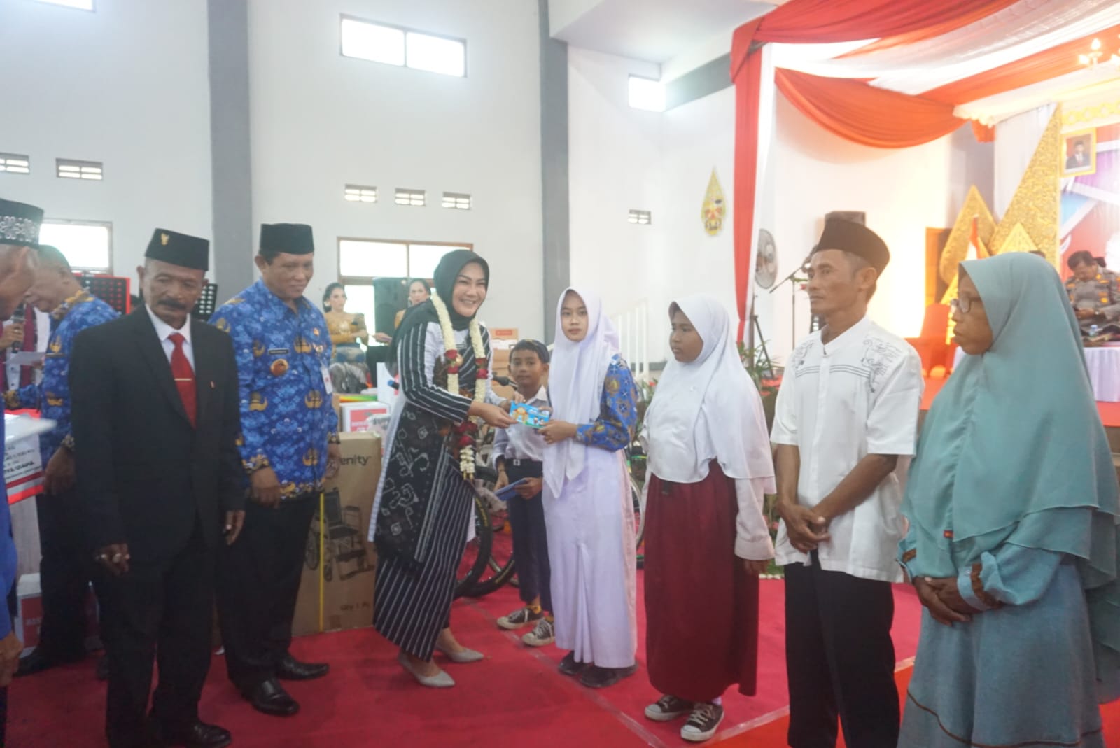 Bupati Klaten Sri Mulyani saat menyerahan berbagai bantuan sosial kepada penerima pada kegiatan sambang warga di Gedung Serbaguna Desa Pluneng, Kecamatan Kebonarum, Klaten, Kamis (17/5/2024)