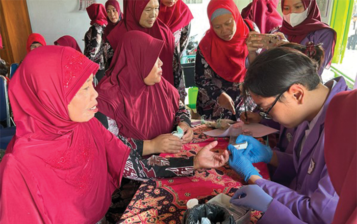 STIKES Nasional gelar penyuluhan dan pemeriksaan kesehatan bagi ibu-ibu PKK Desa Tlising, Cawas, Klaten, Minggu (12/5/2024).