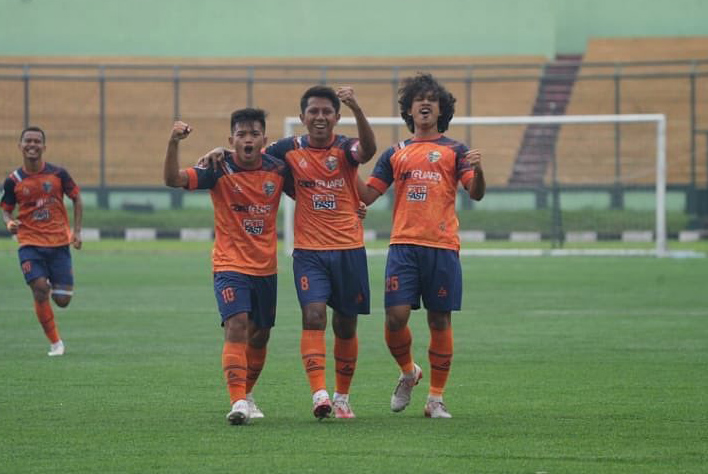 Andi Sopian (tengah) usai mencetak gol untuk Dejan FC di Liga 3 putaran nasional.