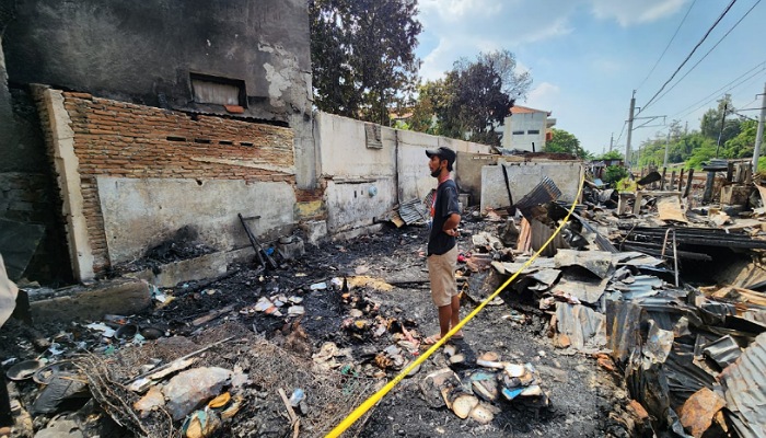Warga melihat kondisi rumah yang ludes terbakar dalam peristiwa kebakaran di RT 03 RW 06 Kelurahan Manahan, Kecamatan Banjarsari, Solo.