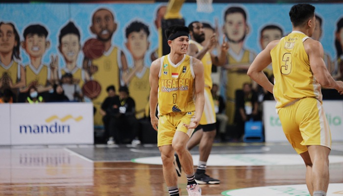 Samuel Devin tampil apik saat Kesatria Bengawan Solo melumat Satria Muda Pertamina dalam lanjutan IBL di Sritex Arena, Sabtu (18/5).