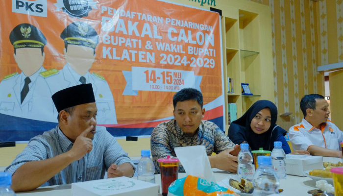 YouTuber Ridwan Hanif ditemani istri saat mendatangi kantor DPD PKS Klaten untuk mengambil formulir pendaftaran bakal cabup-cawabup, Sabtu (18/5).