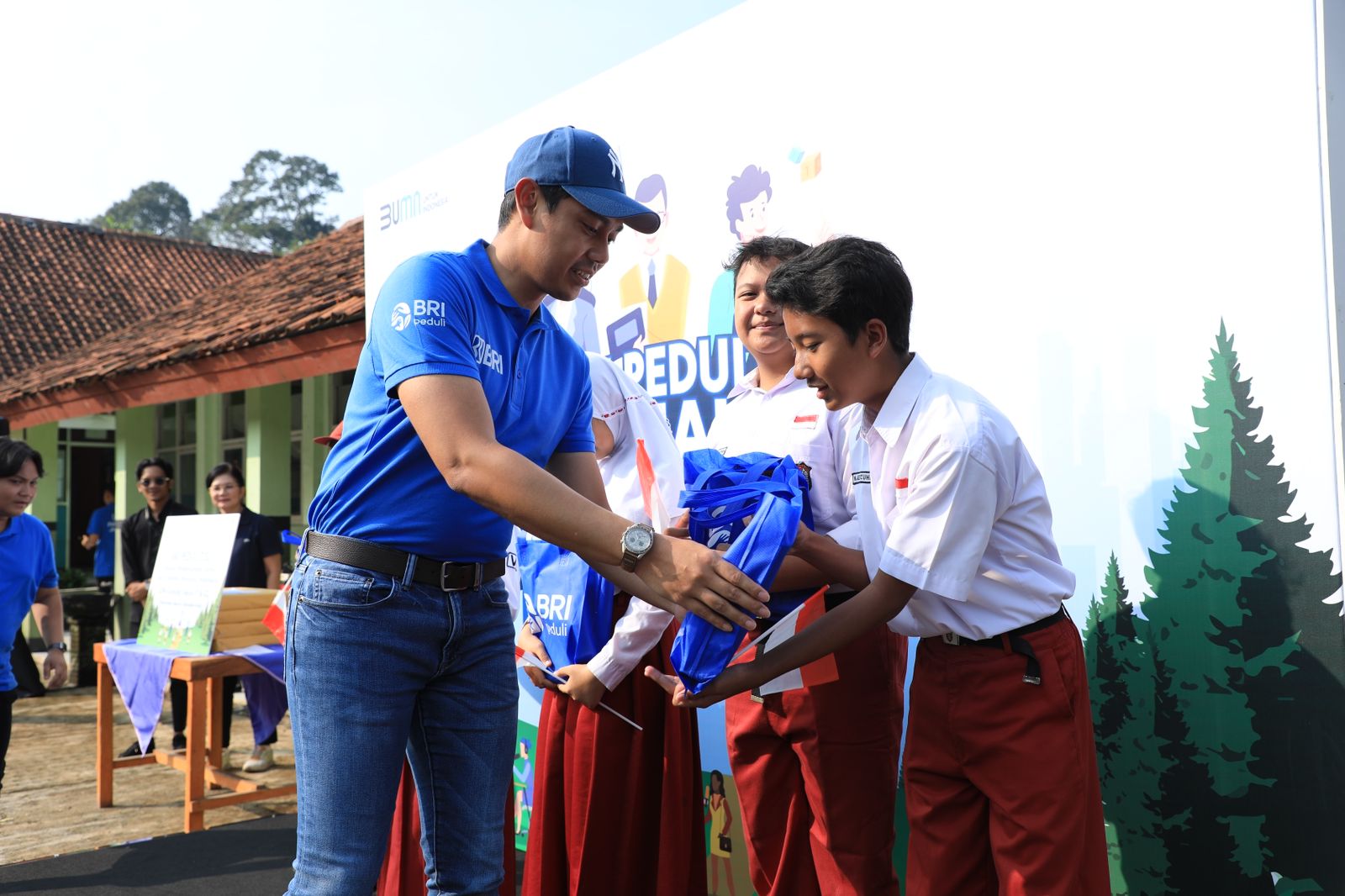 BRI Peduli salurkan nantuan CSR di SDN 01 dan 02 Gunung Geulis Bogor
