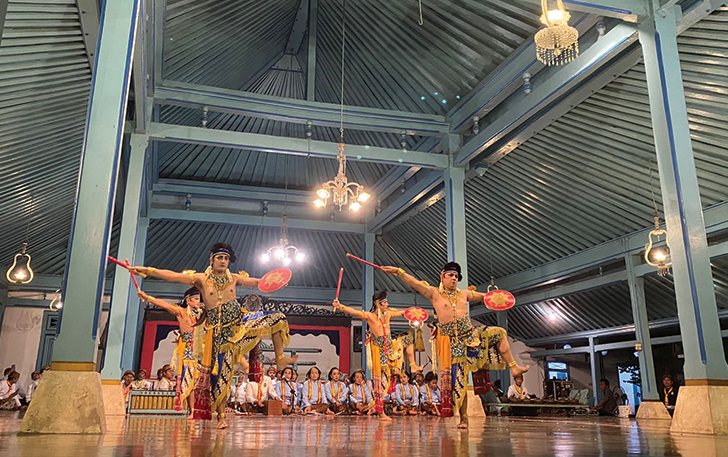 GAGAH PERKASA: Tari klasik Beksan Wireng Bandayuda disajikan dalam Karaton Art Festival di Bangsal Smarakata, Keraton Kasunanan Surakarta Hadiningrat, belum lama ini.