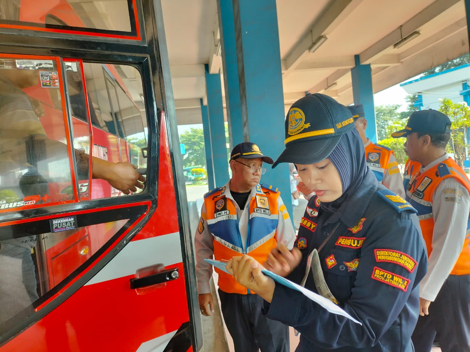 Sidak yang dilakukan tim gabungan memantau kondisi bus yang terparkir di Terminal Tipe A Tirtonadi, Minggu (19/5/2024).&nbsp;