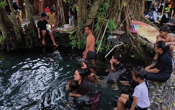 JERNIH: Wisatawan berjubel di Umbul Kemanten, Desa Sidowayah, Polanharjo, Klaten saat tradisi padusan sebelum bulan Ramadan lalu.