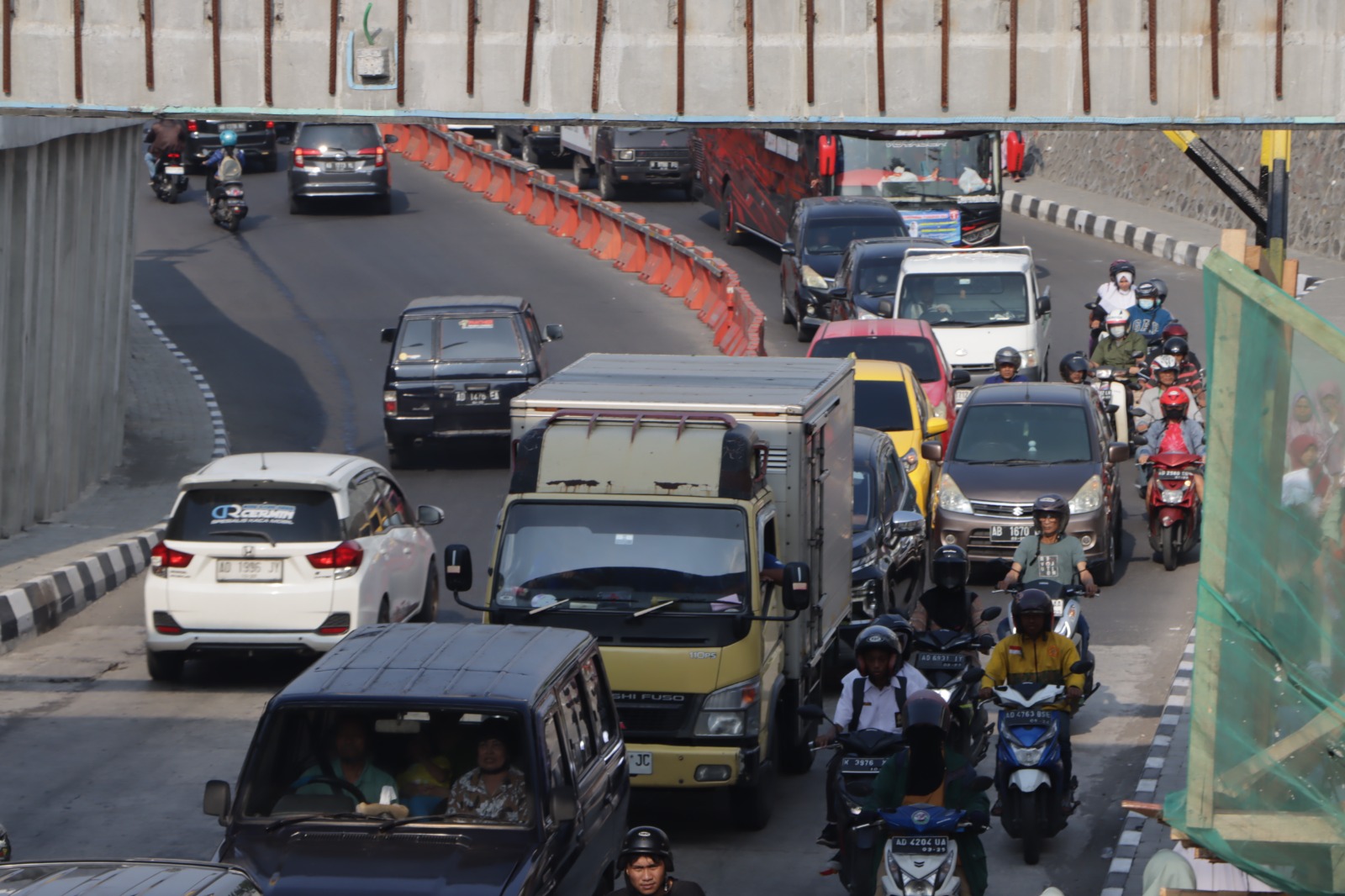 Kendaraan yang melintas di Viaduk Gilingan bakal semakin krodit mulai Rabu (22/5)  &nbsp;