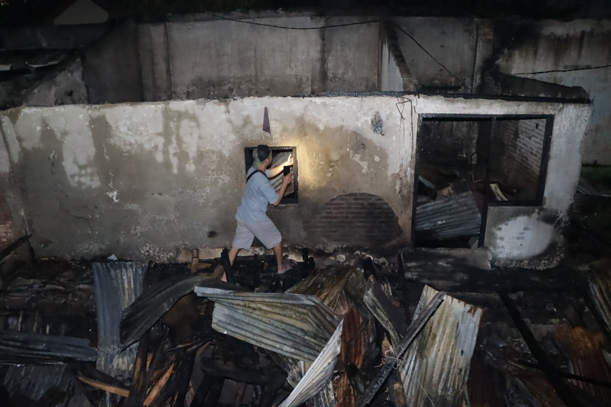ondisi salah satu rumah yang terbakar di dekat rel kereta api, Manahan, Solo.