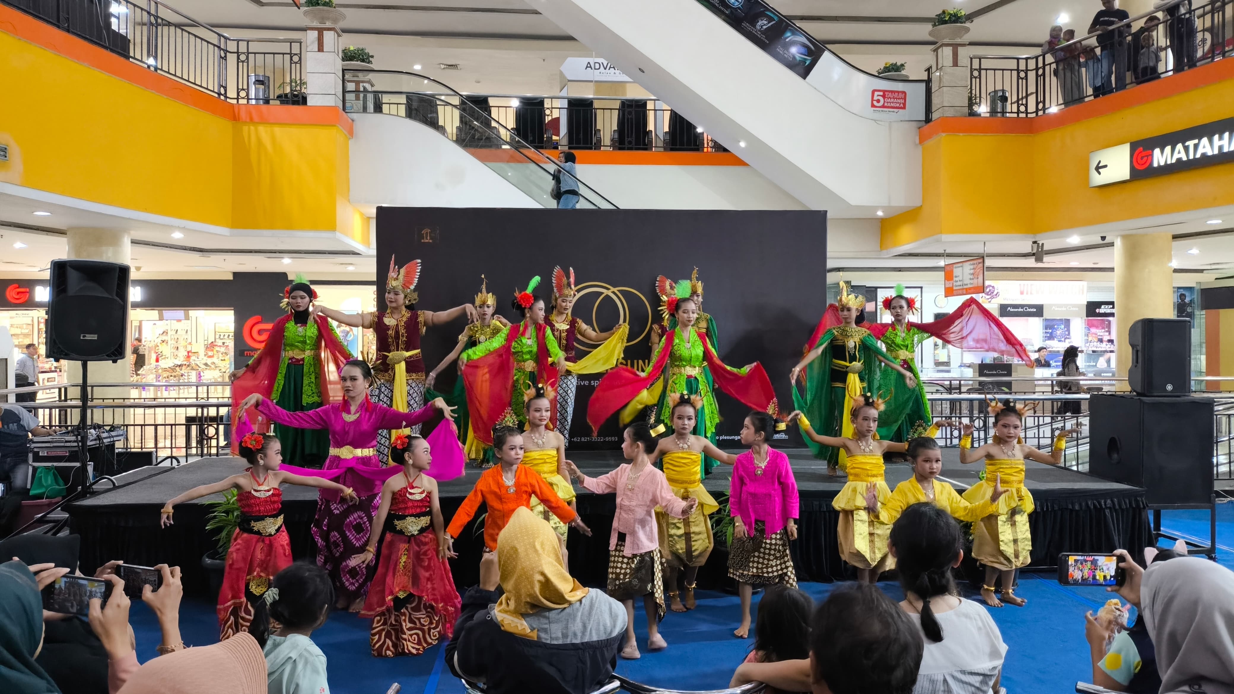 Pertunjukan tari tradisional di Solo Grand Mall.