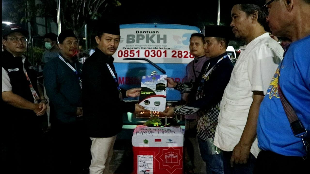 Penyerahan jenazah Daryono, CJH asal Pemalang dari PPIH Embarkasi Solo kepada Kemenag Pemalang.