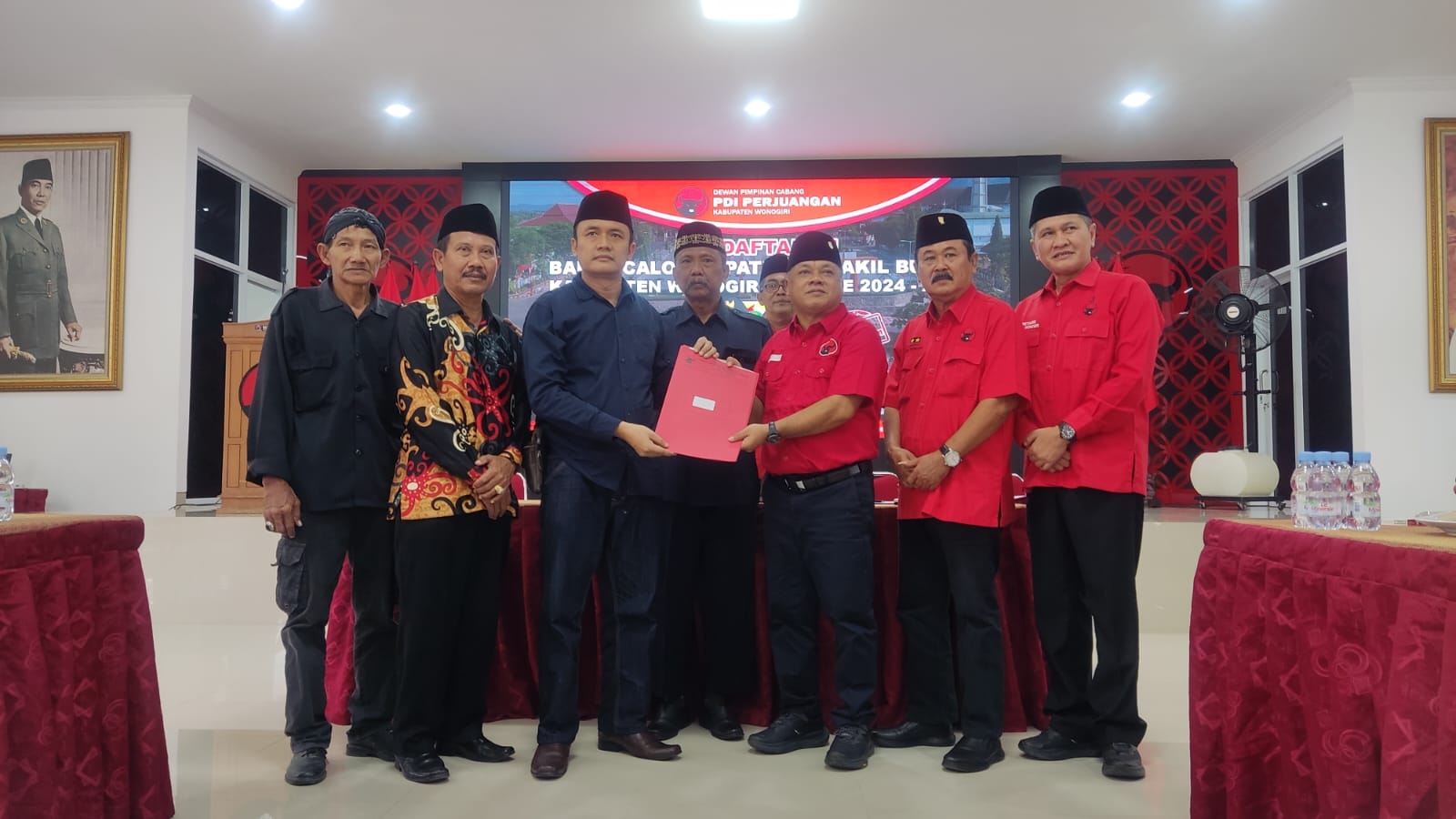 Edi saat mengembalikan formulir pendaftaran calon kepala daerah di DPC PDI Perjuangan Wonogiri, Senin (20/5/2024).