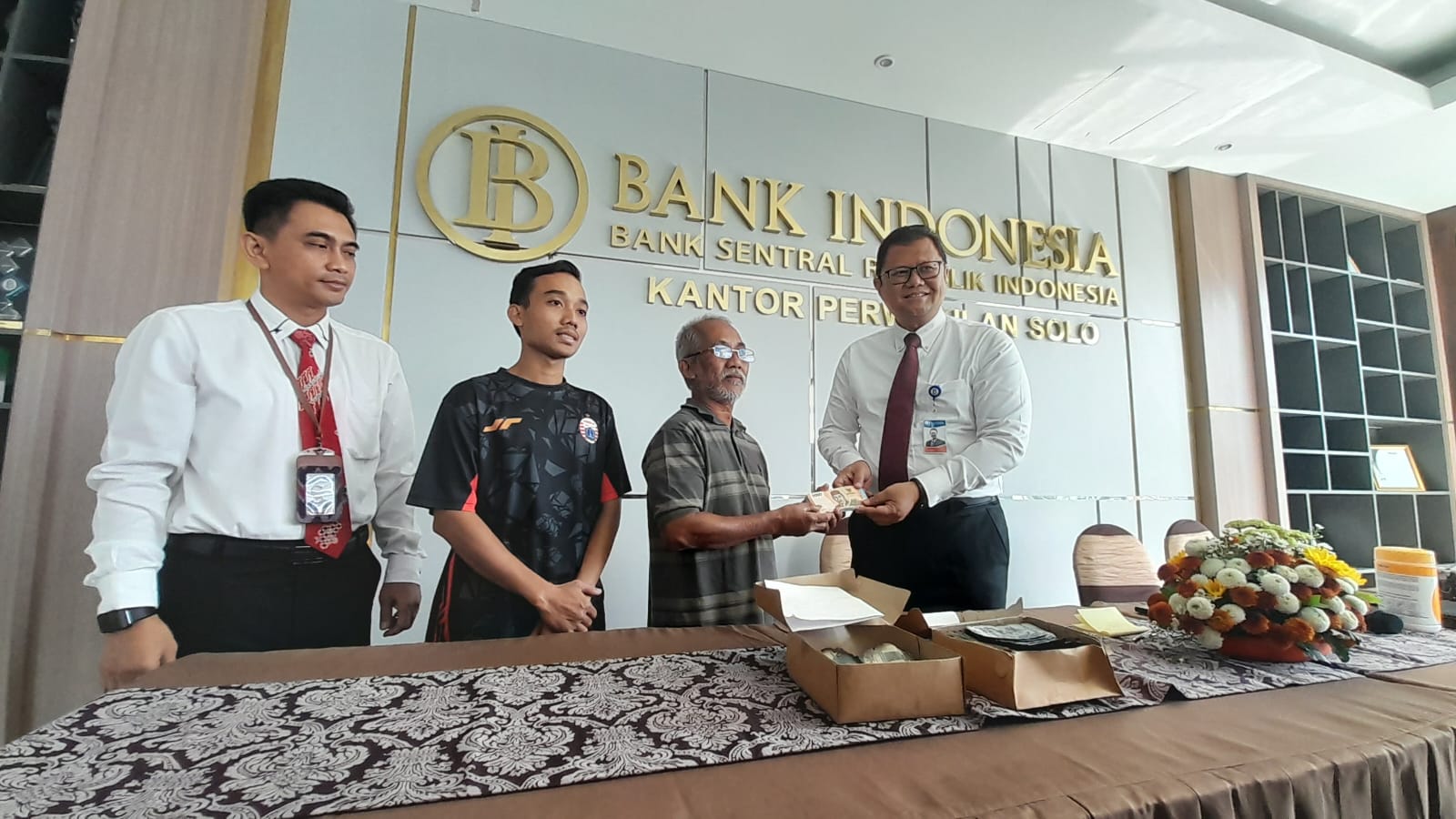 Bank Indonesia dan korban kebakaran di samping rel kereta api Manahan, solo