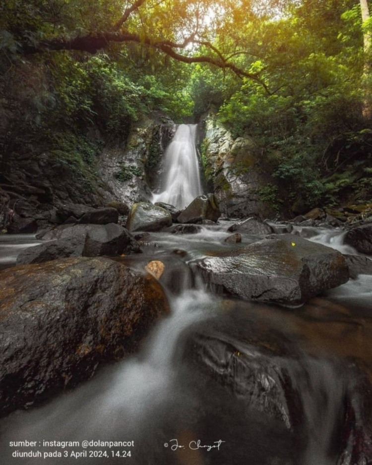 Suasana di Air Terjun Kedung Sriti yang merupakan wisata alam yang terletak di Kalisoro, Kec. Tawangmangu, Karanganyar.